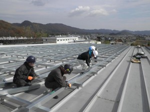 寒い中、頑張って設置してます